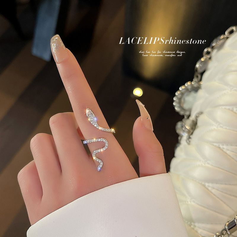 Micro-paved zircon winding snake ring for women, niche design, fashionable and personalized index finger ring for women, unique decorative ring