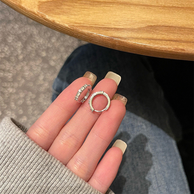 Temperament and high-end zircon earrings for women, twisted water drop square trendy niche design earrings and earrings