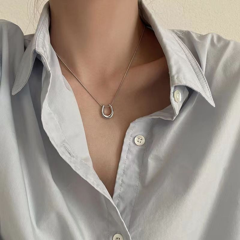 Simple and fashionable U-shaped necklace for women, new niche and versatile design, high-end clavicle chain ins cold style