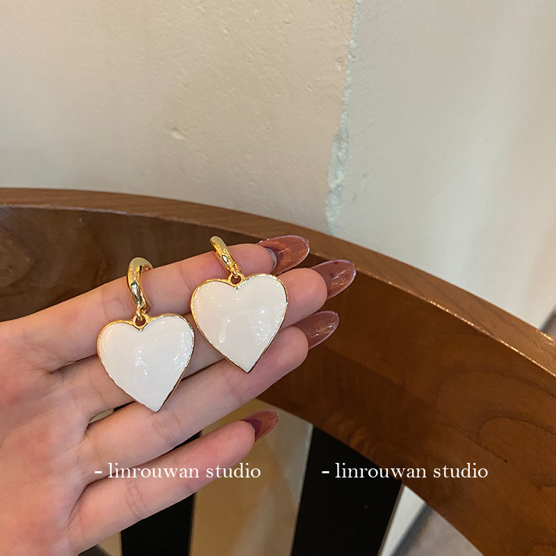 High-end retro white love earrings French style versatile peach heart 925 silver needle earrings for women
