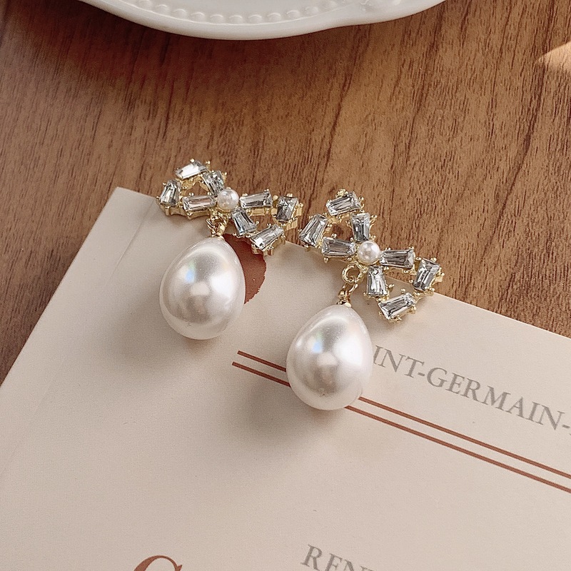 South Korea's Dongdaemun Zircon Pearl Earrings Women's Light Luxury Design Bow Earrings New Year's Earrings