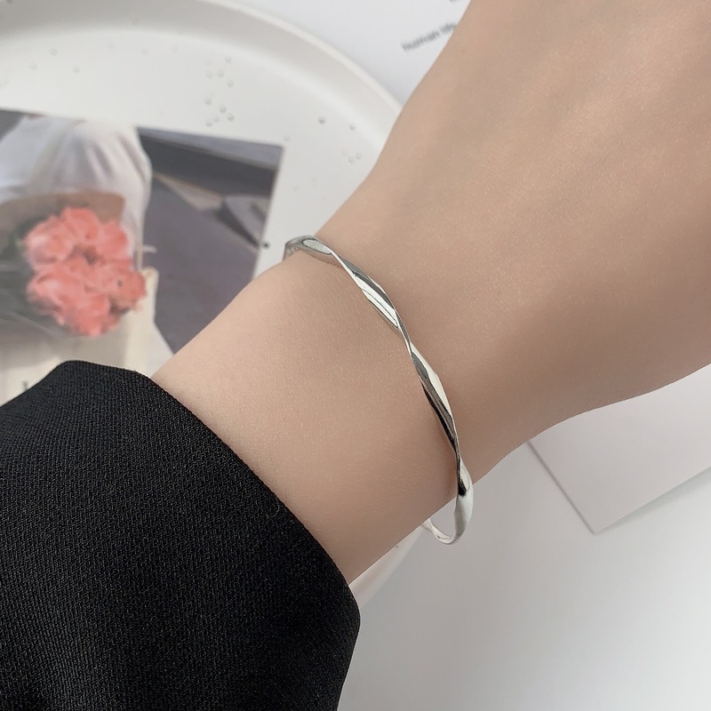 New Mobius Twisted Bracelet Women's New Fresh and Versatile Simple Temperament Ins Bracelet Bracelet