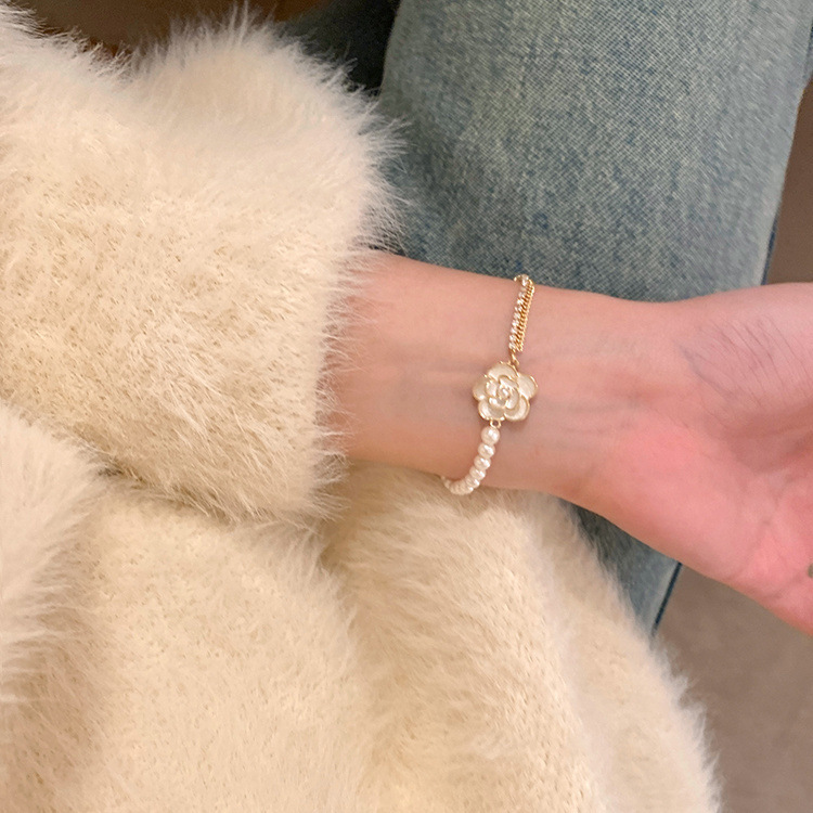 New Tide Drop Glaze White Camellia Bracelet Women's Fashionable and Versatile Fresh and Sweet Pearl Claw Chain Design Bracelet