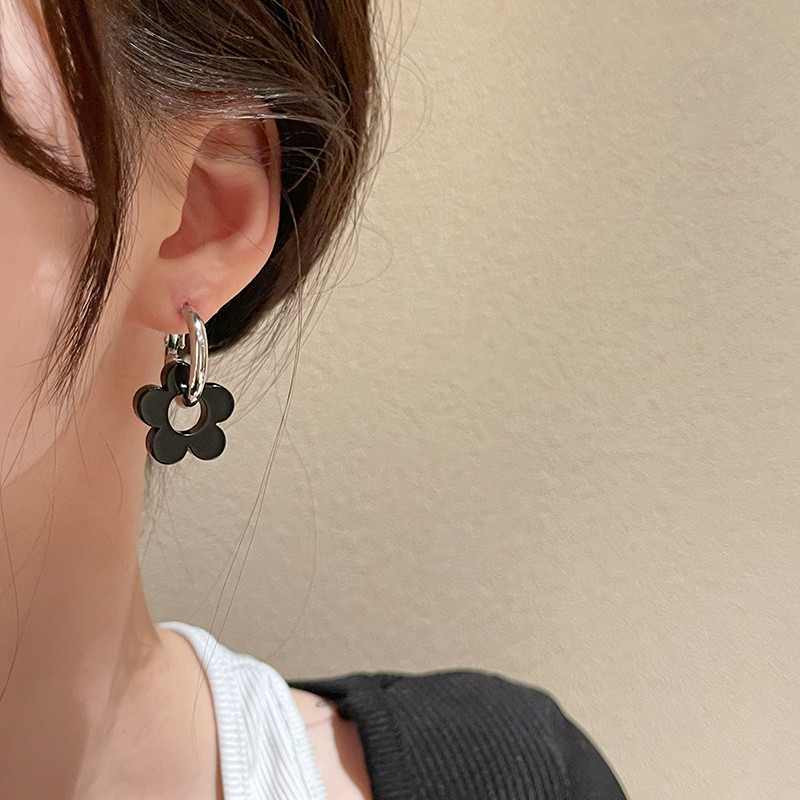Korean retro cute black resin small flowers sweet and cool flowers contrasting color circle earrings metal cold style design
