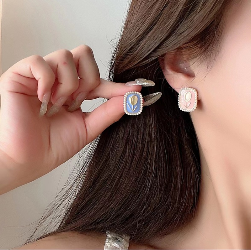New Trendy Pearl Cat's Eye Tulip Earrings Women's Niche Design Fashion Small Fresh Temperament Earrings Ear Accessories