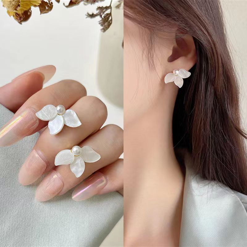 New summer white petal earrings for women, sweet and simple flower earrings, niche design ear clip earrings
