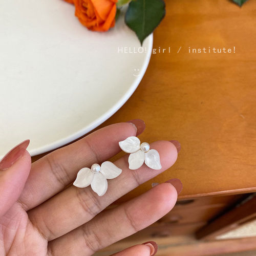 S925 silver needle Korean Dongdaemun rock tea white small earrings Hong Kong style niche retro shell flower ear clip for women