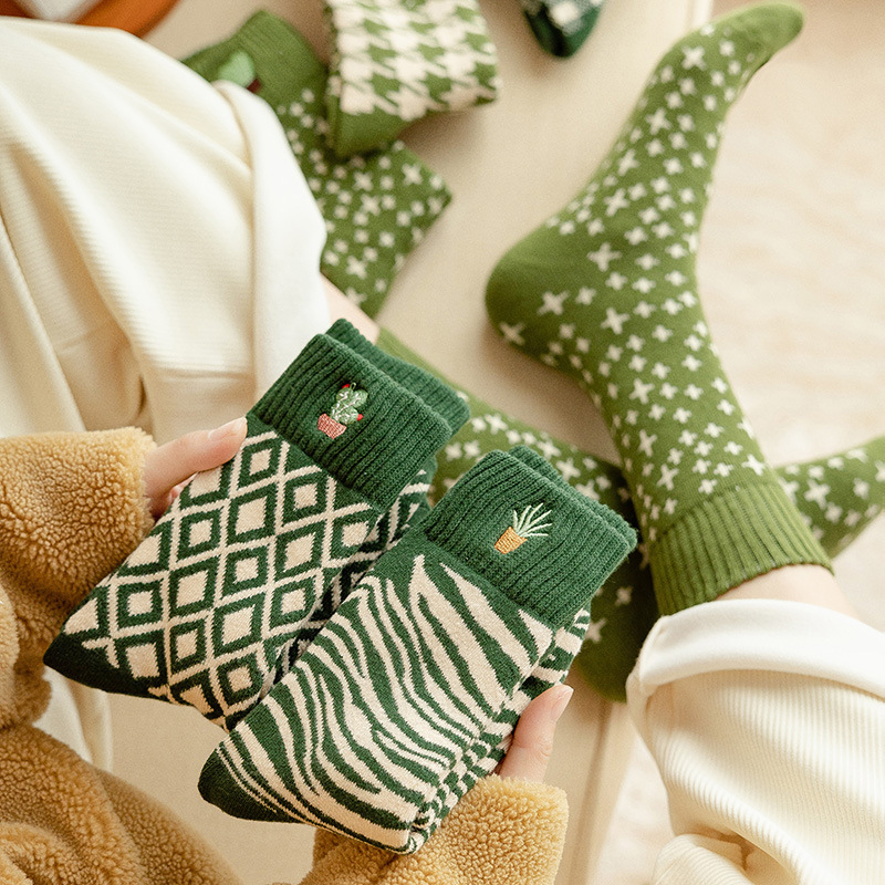 Christmas green velvet cotton socks thickened embroidered terry cotton socks sports socks stockings for women