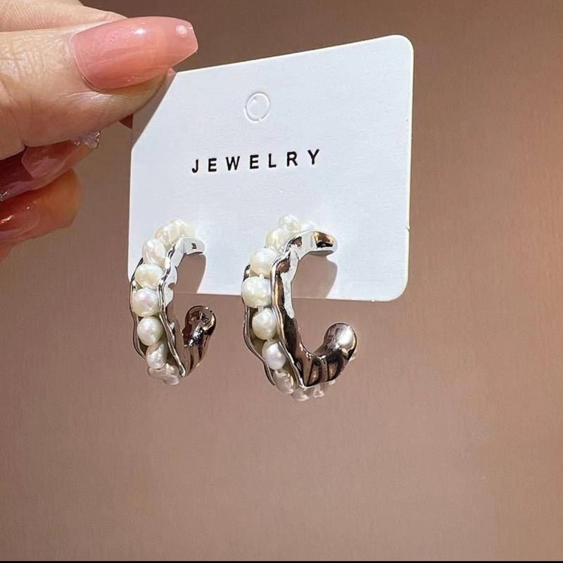 New trendy French retro irregular pearl earrings for women, light luxury, high-end, fashionable and personalized earrings