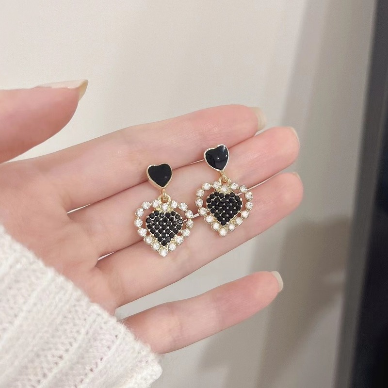 New trendy diamond love earrings for women, niche design, fashionable and versatile Internet celebrity earrings and earrings