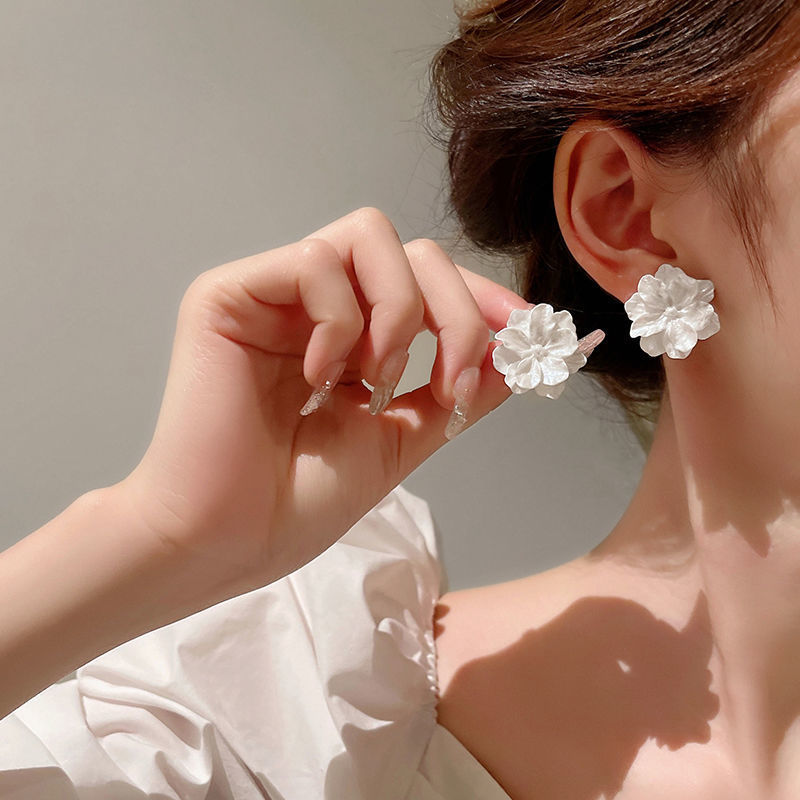 Zhao Lusi's same white graceful girly flower earrings new trendy French-style earrings for women summer earrings