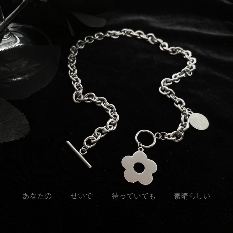 Titanium steel flower necklace women's niche design ins hip-hop clavicle chain accessories simple and versatile new year style