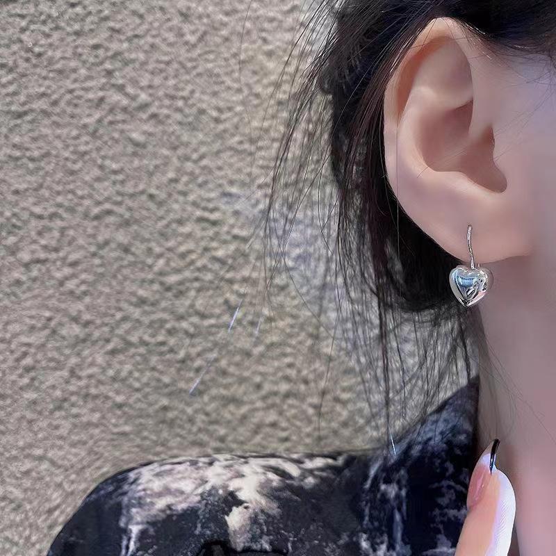 Simple niche versatile three-dimensional love earrings for women ins trend design high-end ear hooks cold style earrings earrings
