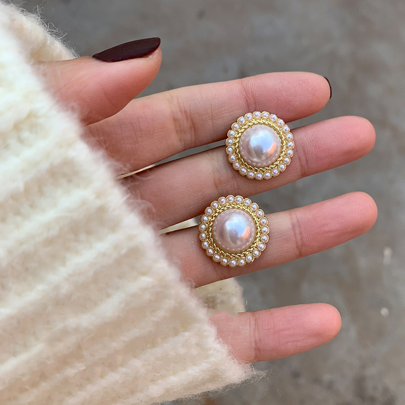 New retro Hepburn style pearl earrings for women French niche Internet celebrity autumn and winter style earrings and earrings