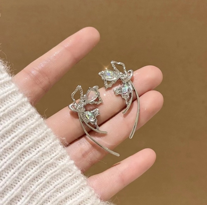 New year's high-end hollow butterfly earrings trendy women ins simple temperament niche design light luxury fashion earrings