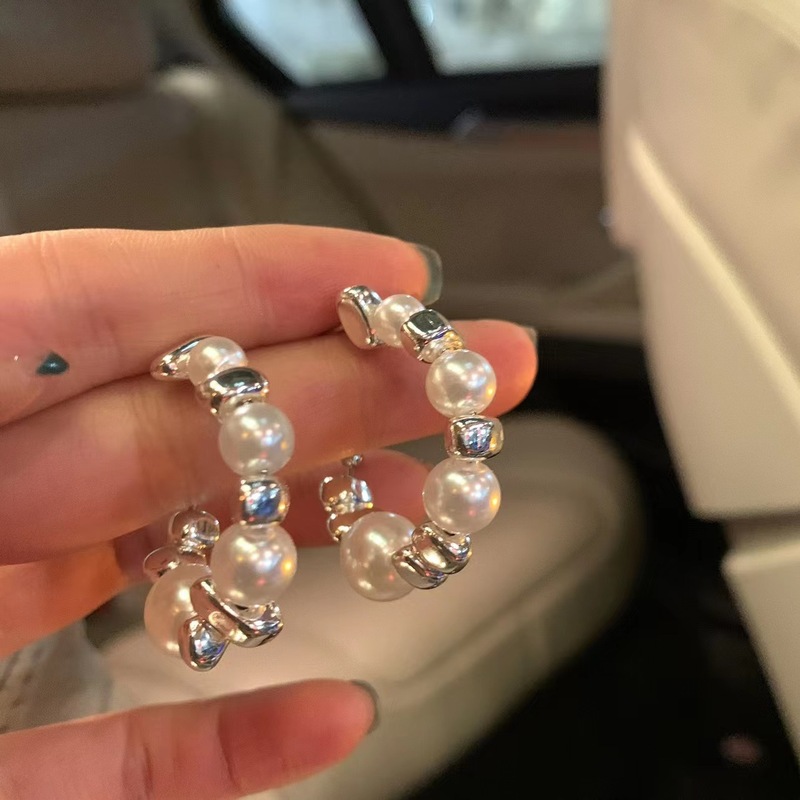 Korean light luxury pearl broken silver earrings C-shaped earrings, feminine, versatile, fashionable, niche design, high-end earrings