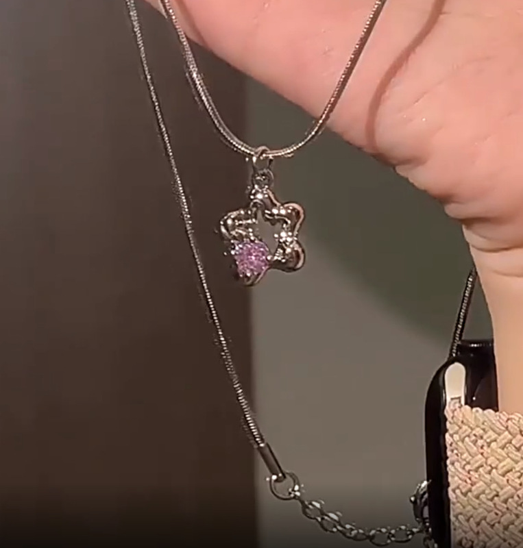 Simple and fashionable star pink zircon necklace for women, sweet, cool, niche temperament, light luxury, high-end design clavicle chain