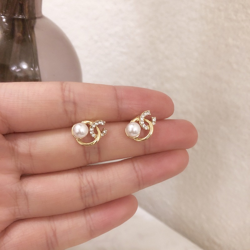 South Korea's Dongdaemun, the same small fragrant style pearl-encrusted diamond earrings, elegant and versatile S925 silver needle earrings.