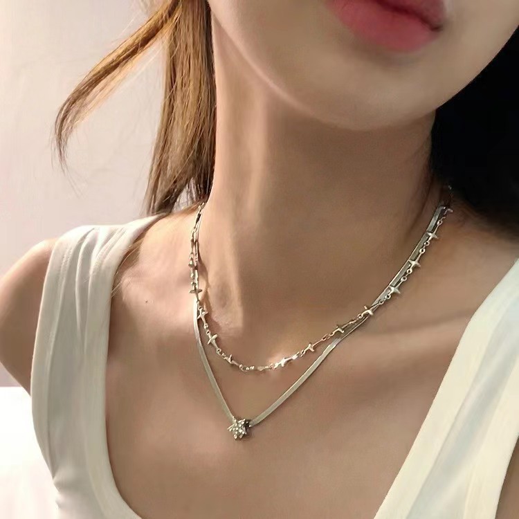 Hot girls are light and luxurious, wearing double-layered star cross necklaces, personalized and versatile, niche design, ins fashion clavicle chain