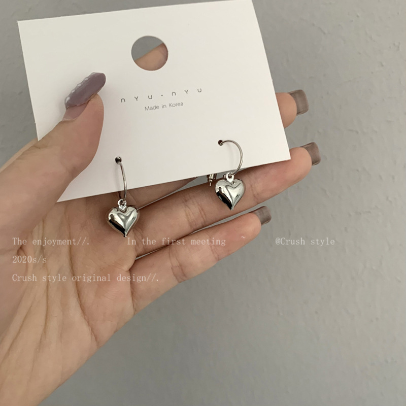 Japanese and Korean silver love earrings, fashionable Internet celebrity high-end earrings, women's trendy temperament, simple and versatile peach heart-shaped earrings