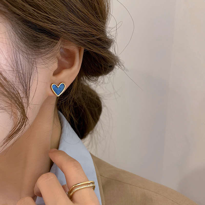 Blue heart-shaped ear clips, non-pierced female earrings, original design, elegant earrings, French style earrings, simple and trendy