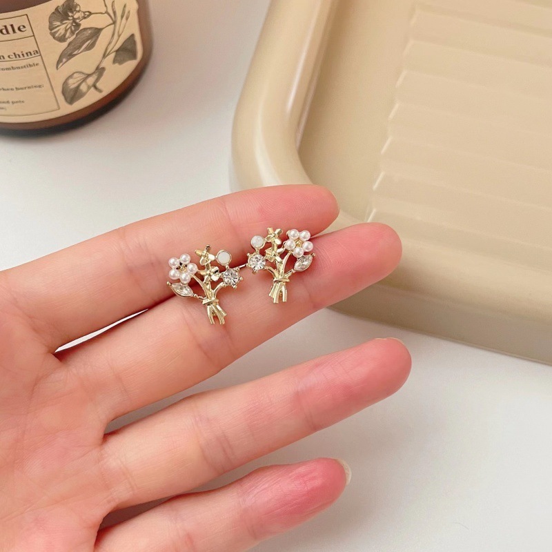 Korean pearl flower earrings for women, high-end, light luxury, French exquisite earrings, trendy earrings 697