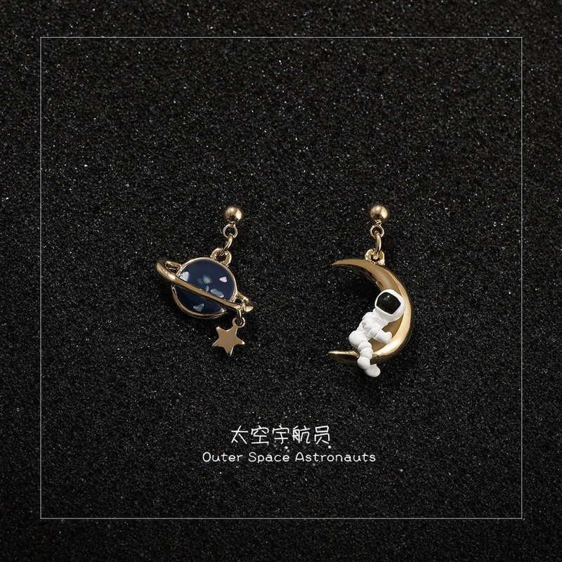 Astronaut Earrings Moon Planet Asymmetric Earrings Feminine Personality Girl No Piercing Ear Clips