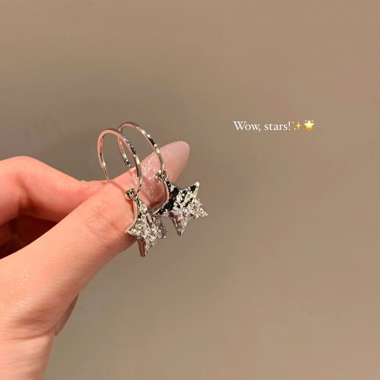 Sweet and cool style ~ five-pointed star earrings for women, niche temperament, versatile design, light luxury hot girl earrings, high-end earrings