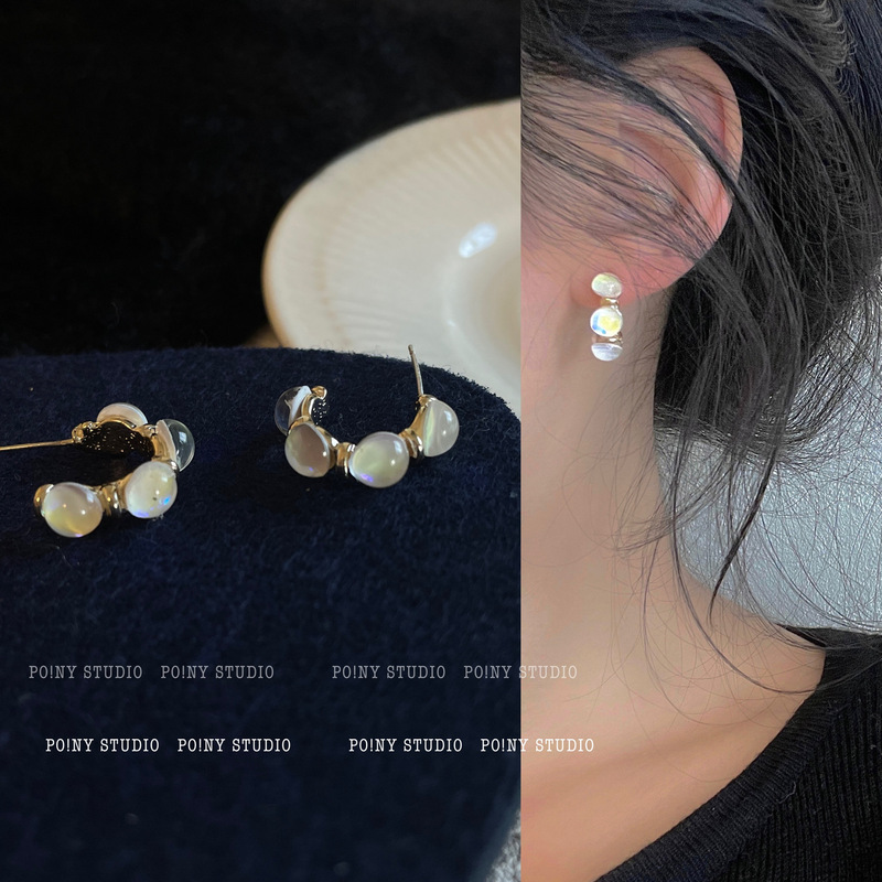 Simple ins earrings, niche design, elegant and atmospheric earrings, c-shaped hoop earrings, new trend in the year