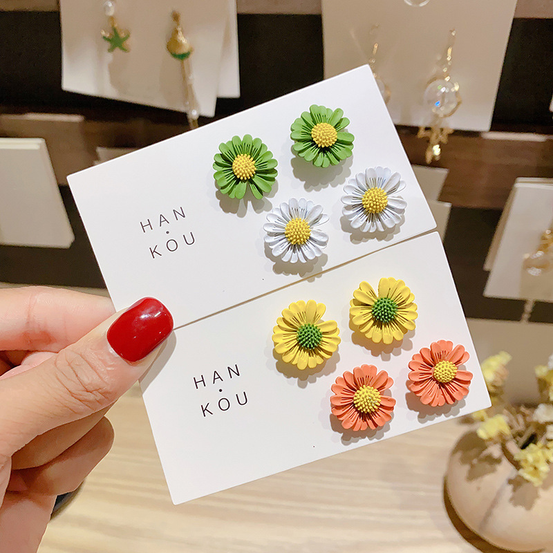 Chrysanthemum earrings Korean style temperament small daisy earrings for women simple Hyunya small personalized new internet celebrity earrings
