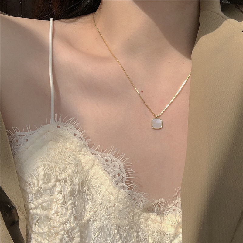 Simple ins square shell necklace ~ color-preserving niche white mother-of-pearl feel light luxury versatile clavicle chain for women