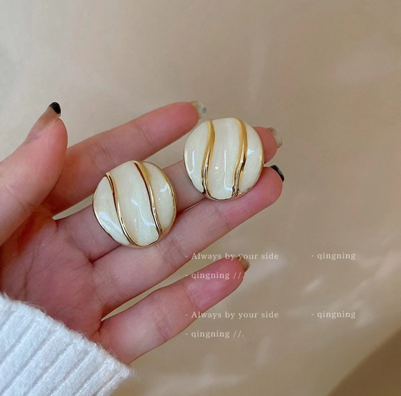 Geometric irregular three-dimensional dripping glaze earrings, fashionable female ins niche design, exaggerated sweet and cool personality, high-end earrings