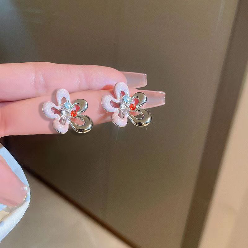 Light luxury, sweet oil-dropping hollow flower earrings for women, Korean version, new trendy color zircon earrings, high-end niche design