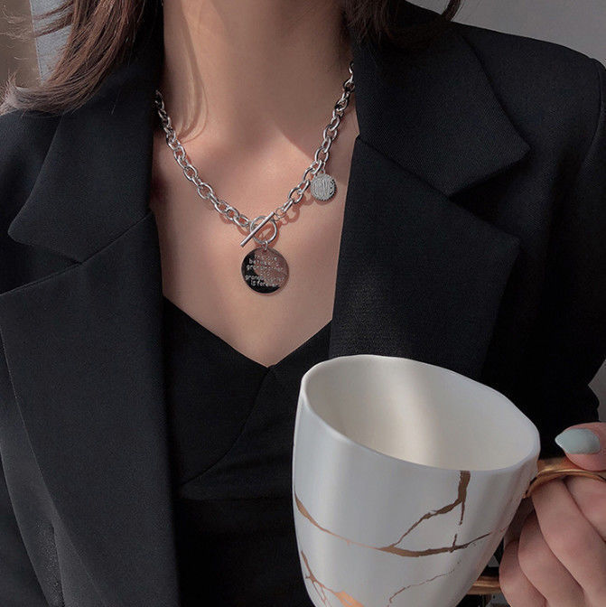Retro round letter pendant necklace for women, light luxury, high-end design, clavicle chain, niche European and American style sweater chain