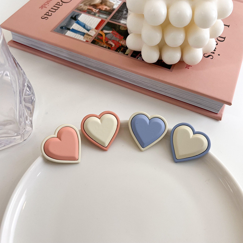 Pink love earrings, simple women's exquisite contrasting color asymmetric peach heart earrings, Korean temperament and personality Internet celebrity earrings