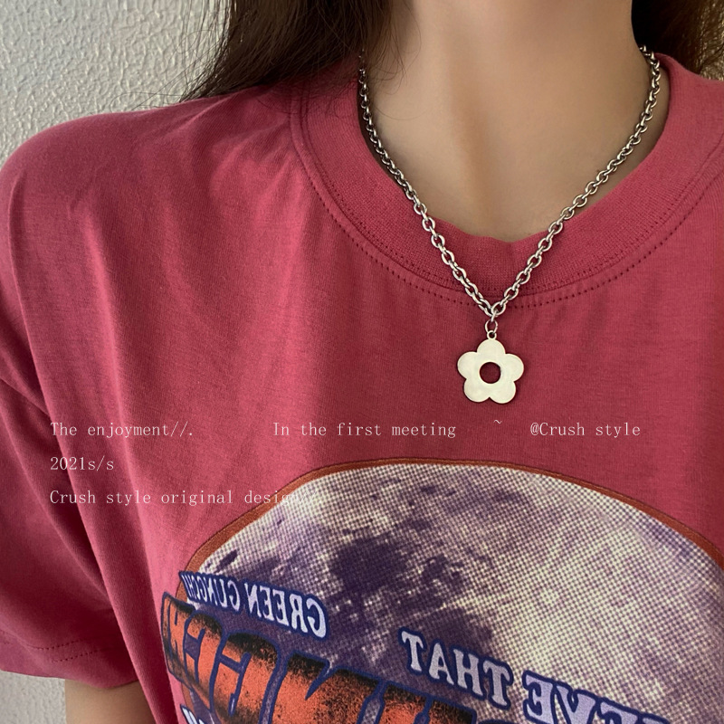 Simple temperament flower pendant necklace female ins hip-hop punk style clavicle chain retro Hong Kong style personalized neck chain