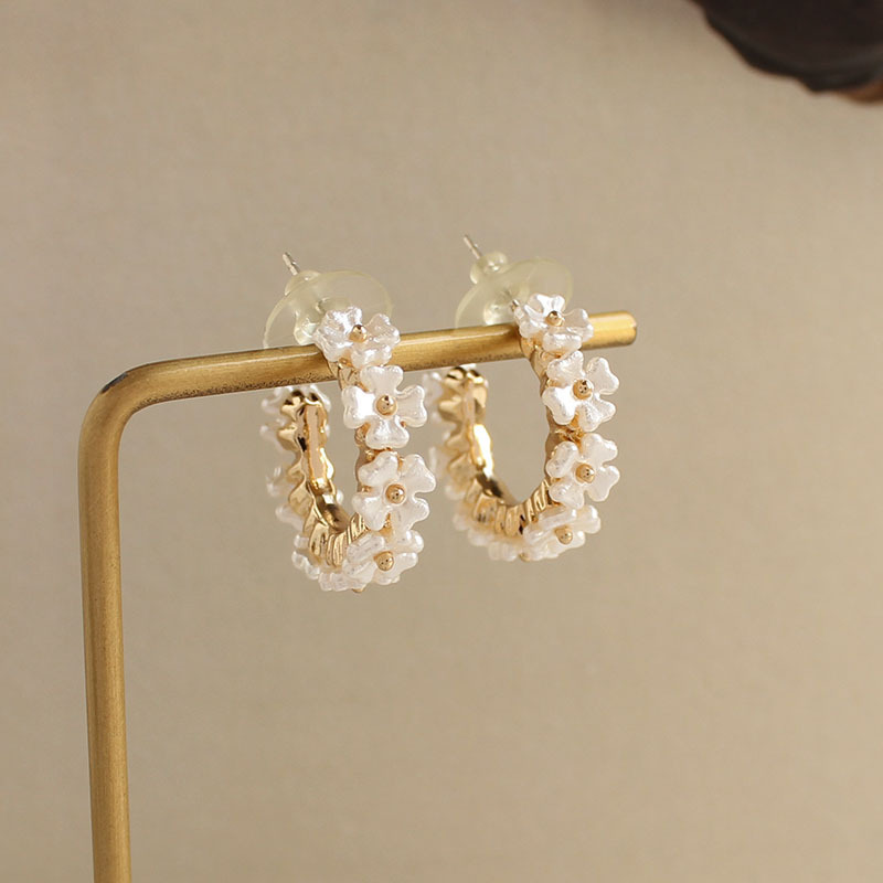 Gentleness in the world, C-shaped half-circle round flower earrings, shell gloss, Japanese elegant temperament, sweet earrings and earrings