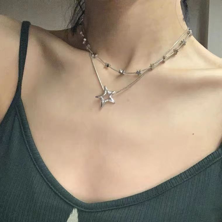 Simple and creative star necklace, female niche design, clavicle chain, fashionable and versatile, sweet and cool girl neck necklace, new accessory