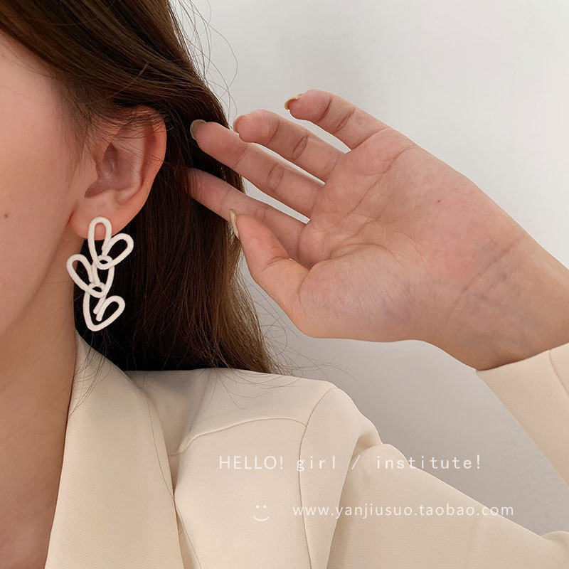 Autumn and winter retro flocking asymmetrical love earrings for women, new trendy design, niche peach heart shape 925