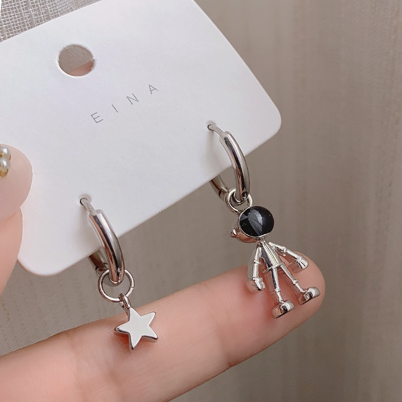 Korean retro personalized asymmetric star astronaut earrings for women cold style fashion hip-hop earrings earrings wholesale