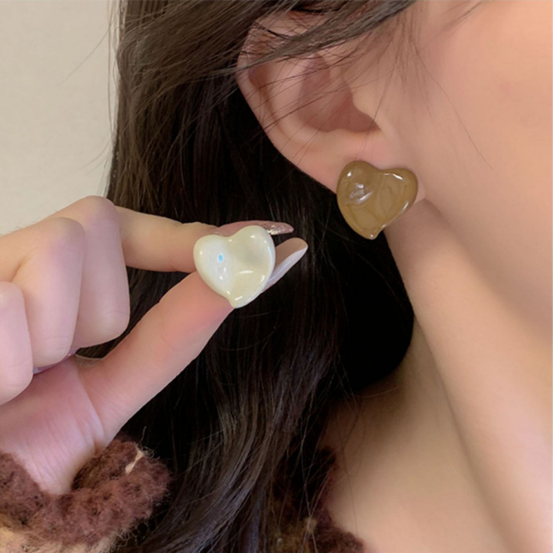 High-end design cream love earrings for women, new trendy and simple summer niche fashion versatile earrings