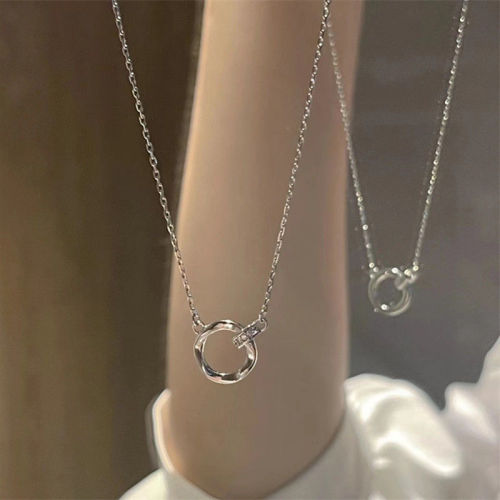Mobius Necklace Women's Light Luxury Niche High-end Design Internet Celebrity Clavicle Chain Fashionable and Versatile New Year's Style