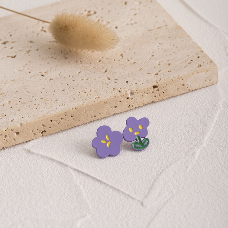 Korean version of the new trendy sweet asymmetrical flower earrings for women, fresh and forest style, versatile and fashionable niche design