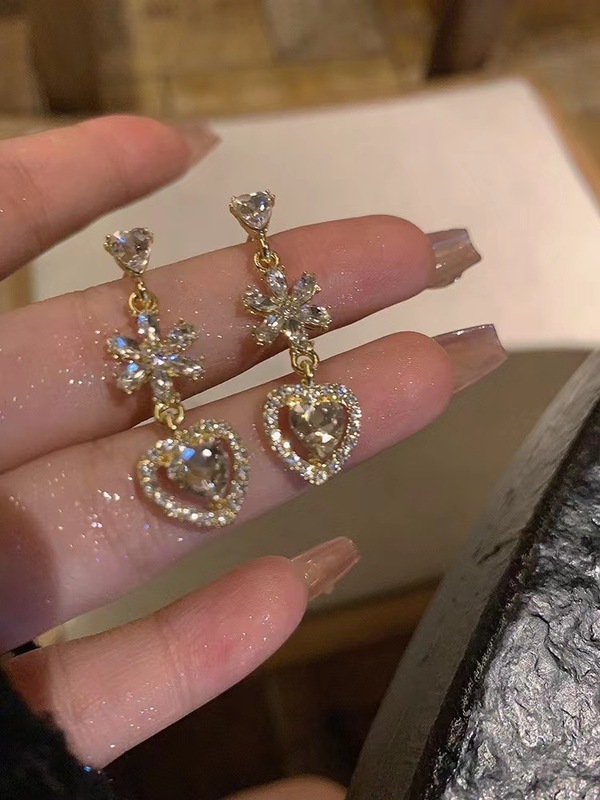 Super flash zircon ear clip without piercing, gentle temperament earrings for women, light luxury niche design, high-end earrings and earrings