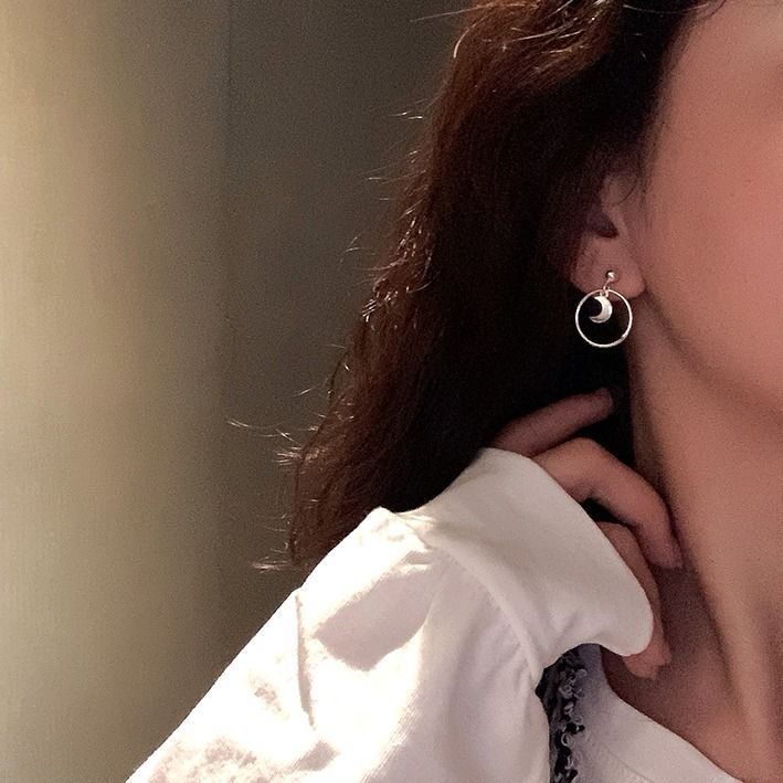 Design niche retro Hong Kong style circle moon earrings new trendy cool dark style non-pierced ear clips