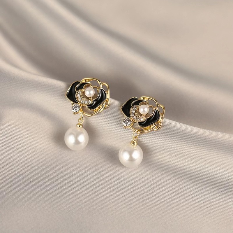 New Camellia Pearl Earrings Women's Niche Ins High-Quality Temperament Versatile Small Fragrance Diamond Earrings