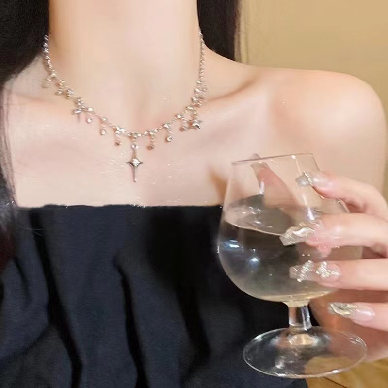 Shining Galaxy ~ Personalized and versatile sparkling diamond star necklace, feminine, light, luxurious, versatile and niche design clavicle chain