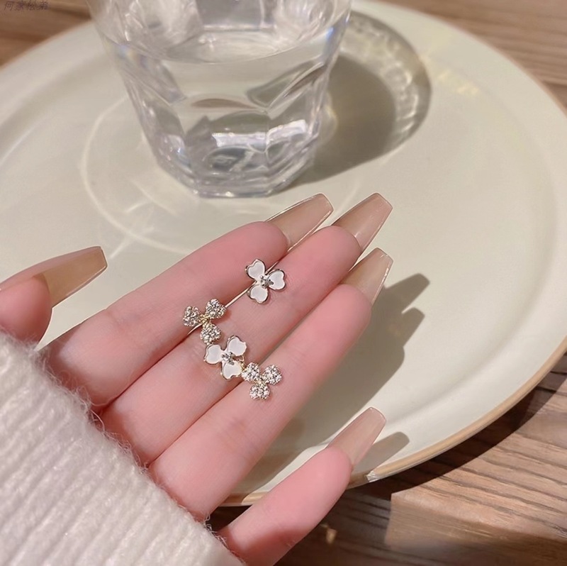Asymmetrical diamond-encrusted flower earrings, trendy women's ins small fresh, sweet and versatile earrings, high-end earrings