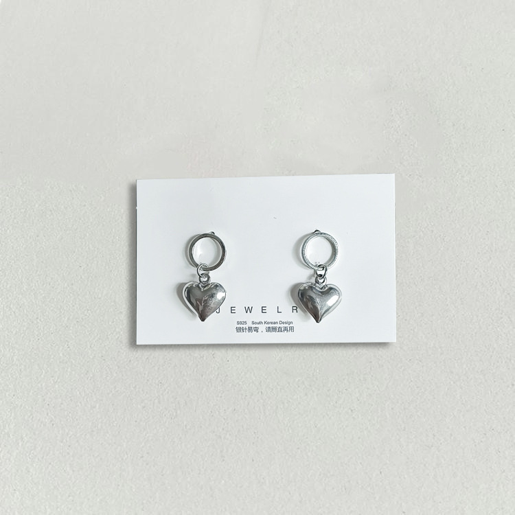 Simple and versatile niche temperament fashion love earrings women's new ins Japanese and Korean earrings cold style earrings