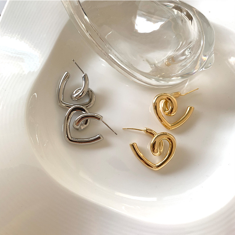 Japanese and Korean 925 silver needle simple love-shaped earrings ins earrings temperament internet celebrity earrings design cold style